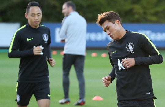 8일 오후 경기도 파주시 축구대표팀트레이닝센터(NFC)에서 실시된 훈련에서 김승대(오른쪽)와 문선민이 달리기를 하며 몸을 풀고 있다. 연합뉴스